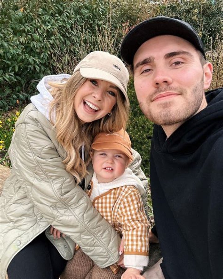 Alfie Deyes Bio-Wiki, Age, Girlfriend, Zoe Sugg, Net Worth, Height, Family and Pointless Book