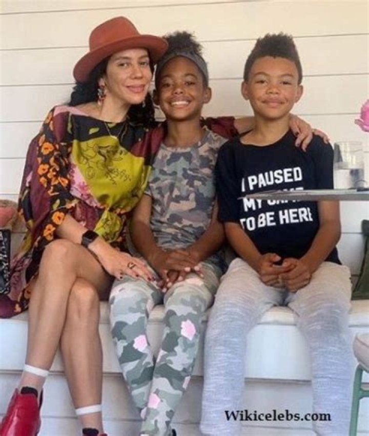Amanza Smith Wiki, Age, Husband, Kids, Net Worth, Family, Height, Selling Sunset, Instagram